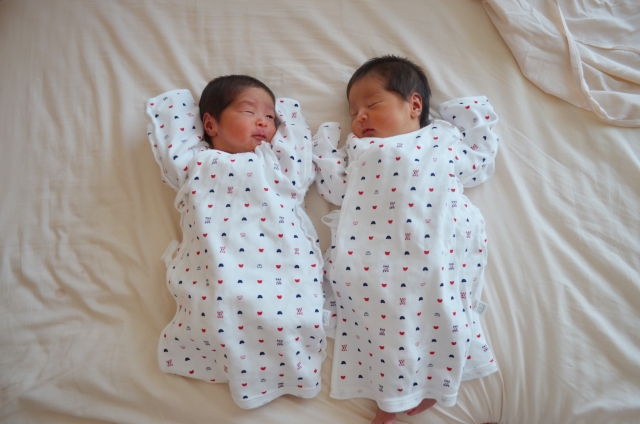 双子育児 寝かしつけ 地獄 方法