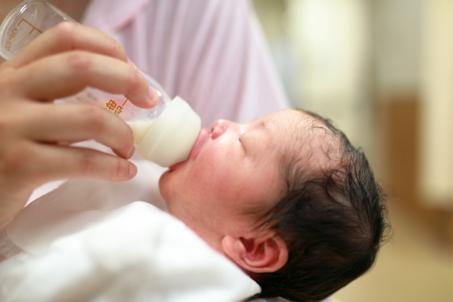 赤ちゃん ミルク飲まない 少ない 泣く 生後2ヶ月 3ヶ月 4ヶ月 5ヶ月 6ヶ月 7ヶ月 8ヶ月 9ヶ月 