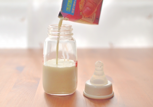 液体ミルク 明治 グリコ 比較 味 栄養 アイクレオ 赤ちゃんミルク ほほえみ らくらく