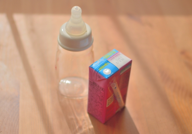 液体ミルク 使い方 赤ちゃん 常温 種類 備蓄 災害時 外出 アイクレオ 注意点